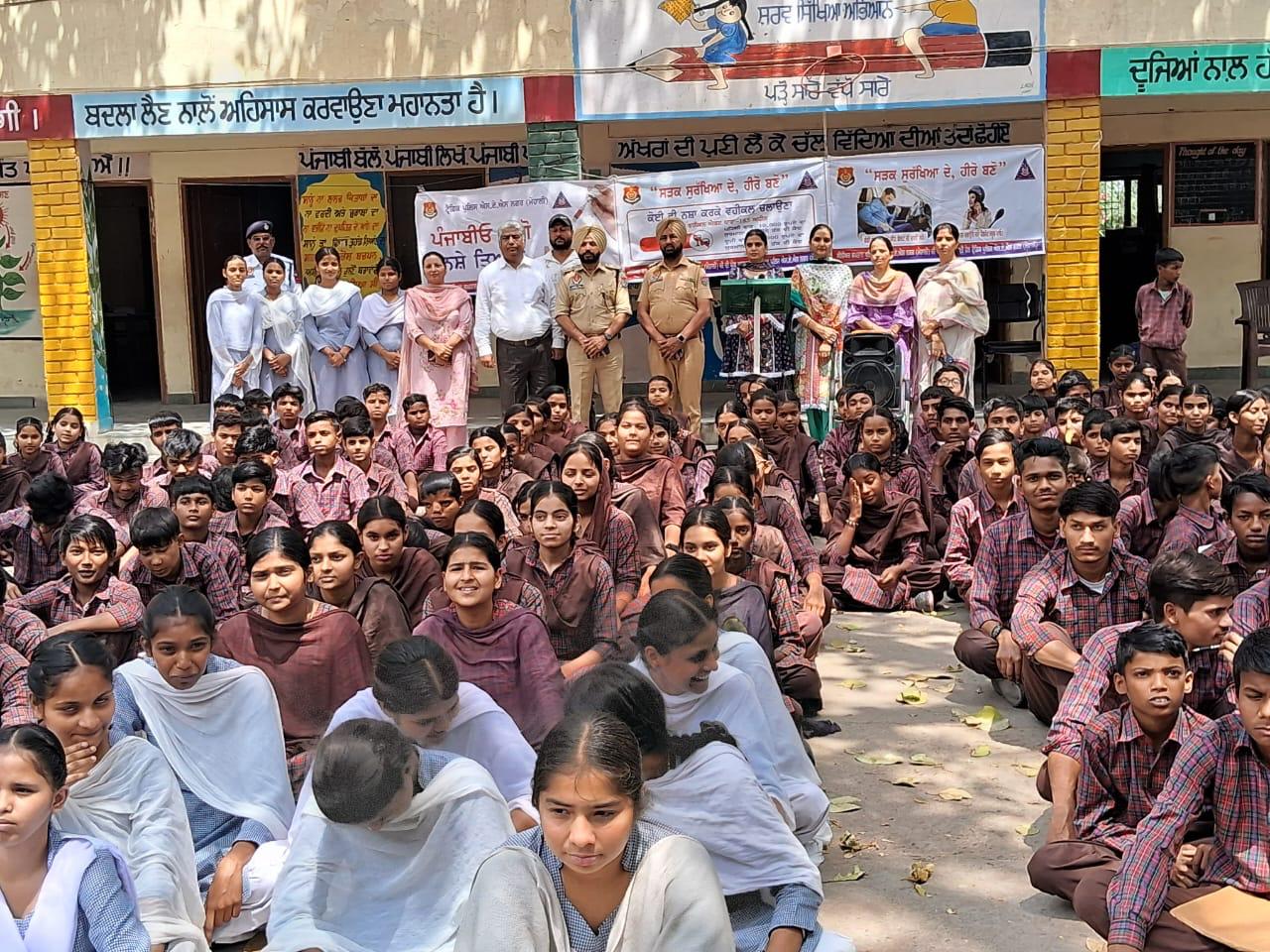 दौलत सिंह वाला स्कूल में विद्यार्थियों को नशे से दूर रहने और यातायात नियमों के बारे में जागरूक किया गया